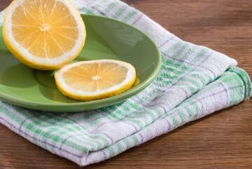 Dobry środkiem do czyszczenia fug, zwłaszcza jasnych jest sok z cytryny.