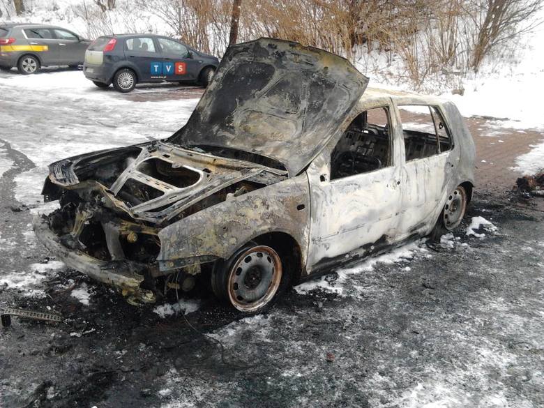 Seria podpaleń samochodów w Rudzie Śląskiej. Na zdjęciu jeden ze spalonych samochodów