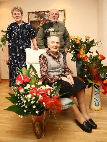Dostojna jubilatka z córką Jadwigą Bulzacką i synem Tadeuszem Zwierniakiem.