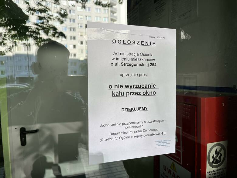 „Uprzejmie prosi o nie wyrzucanie kału przez okno”. Spółdzielnia Mieszkaniowa Metalowiec we Wrocławiu wywiesiła ogłoszenie dla mieszkańców