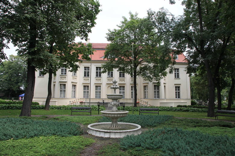 Robert Biedermann przeprowadził się do pałacu z rodziną w 1878 r. Obecnie pałac należy do Uniwersytetu Łódzkiego