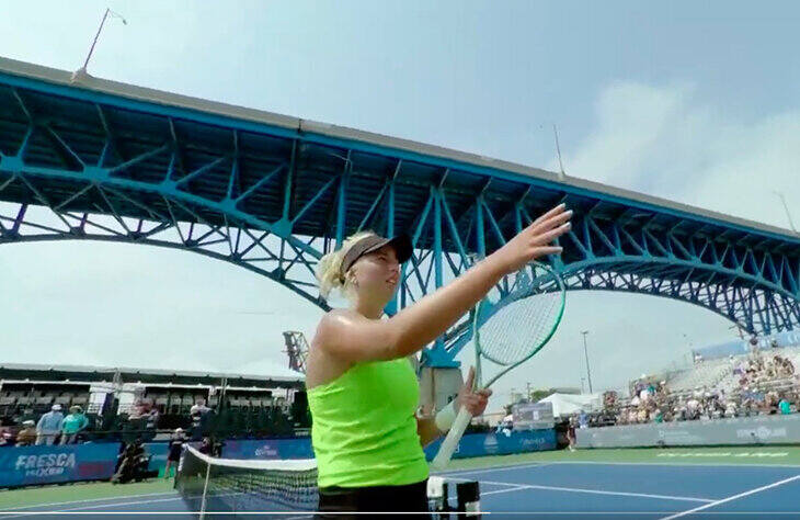 Na turnieju WTA w Cleveland czołowe tenisistki grają na parkingu pod mostem. Nietypowa lokalizacja – zupełnie jak w memie