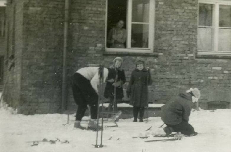 Inne zdjęcie z początku lat 50. ubiegłego wieku z Oświęcimia przedstawia młodych ludzi na jednym z podwórek przy ul. Mendelejewa na os. Chemików, którzy