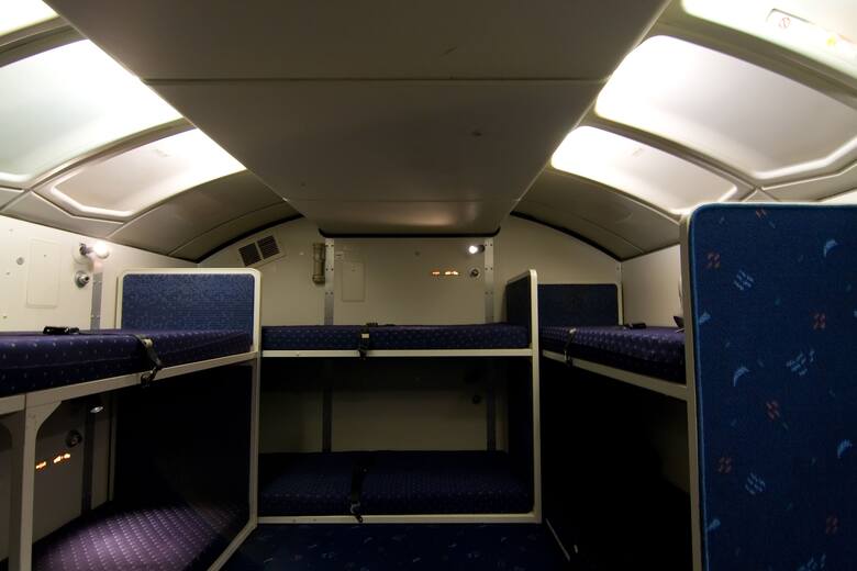 Pokoiki do spania są normalną częścią dużych samolotów, wykonujących długie rejsy. Na zdjęciu przykładowa strefa wypoczynkowa dla załogi samolotu. Zdjęcie