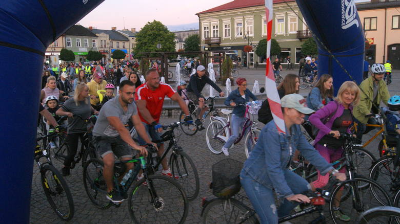 Nocny przejazd rowerowy w Skierniewicach zgromadził tłumy [ZDJĘCIA, FILM]