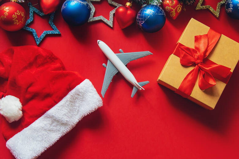 Ozdoby świąteczne, prezent i model samolotu