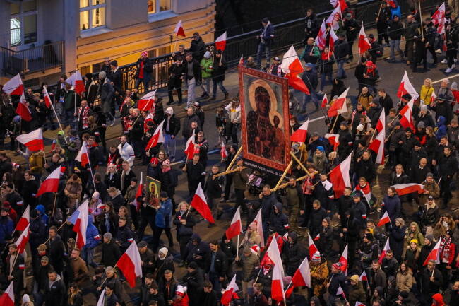 Uczestnicy Marszu Niepodległości na Moście Poniatowskiego w Warszawie.