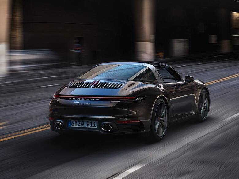 Porsche 911 TargaPorsche kompletuje swoje trio samochodów w sam raz na lato: do Coupé i Cabrioleta dołącza trzecia odmiana nadwoziowa nowej generacji