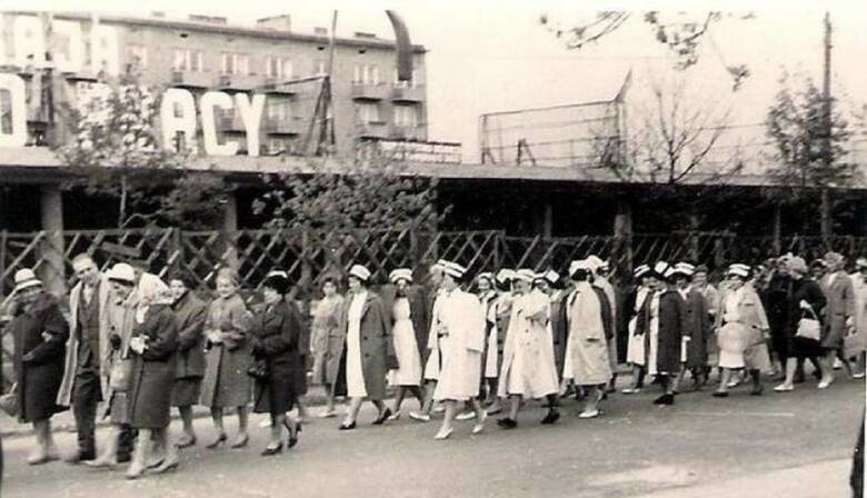 Personel medyczny szpitala w Oświęcimiu podczas 1-majowego pochodu