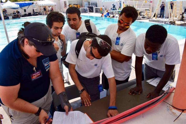 Na konkurs w Long Beach w Kalifornii studenci zbudowali robota podwodnego, który miał  wyznaczone specjalne zadanie do wykonania.