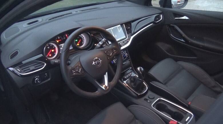 Podstawowa wersja Opla Astra piątej generacji kosztuje 59 900 zł. Testowany wariant z 1.4-litrowym silnikiem benzynowym Turbo i w wersji wyposażenia