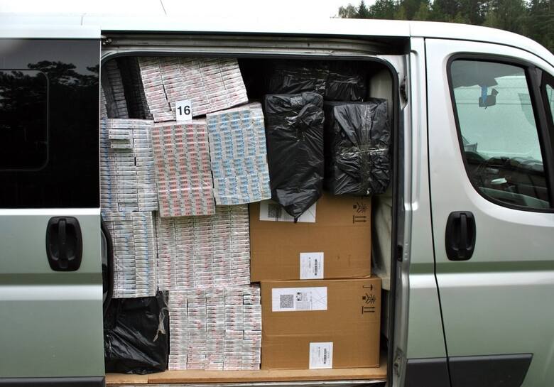 Funkcjonariusze z Podlaskiego Oddziału Straży Granicznej 7 września przechwycili transport papierosów pochodzących z przemytu. Szacunkowa wartość ujawnionego