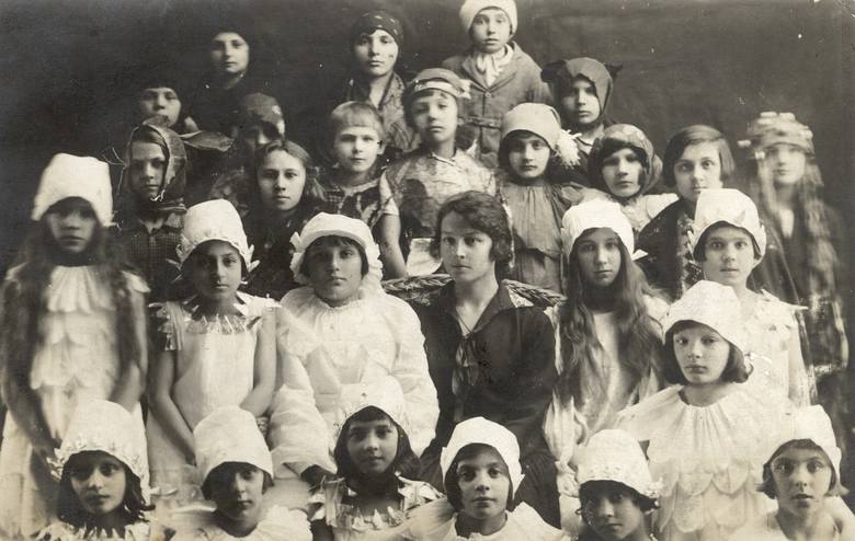 Dobrowoda, rok 1927. Nauczycielka Maria Wojciechowska w towarzystwie jasełkowo przebranych uczniów<br /> 