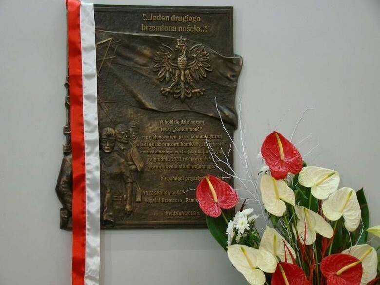 W 2018 roku w cechowni kopalni Brzeszcze odbyła się uroczystość wmurowania tablicy poświęconej osobom represjonowanym w stanie wojennym i uczestnikom