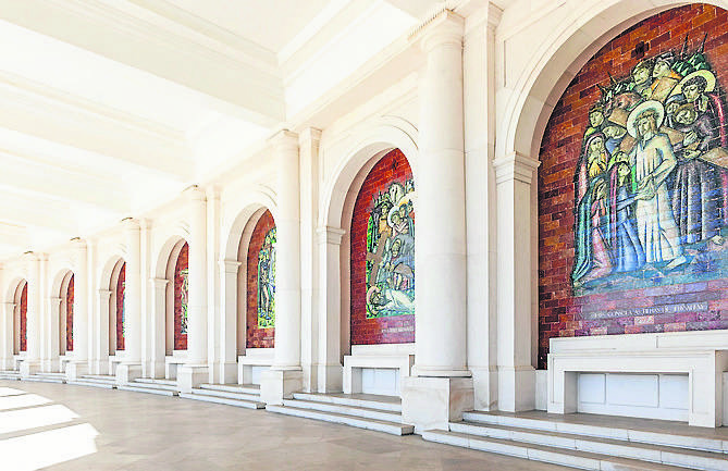 Panele zdobiące kolumnadę bazyliki Matki Boskiej Różańcowej