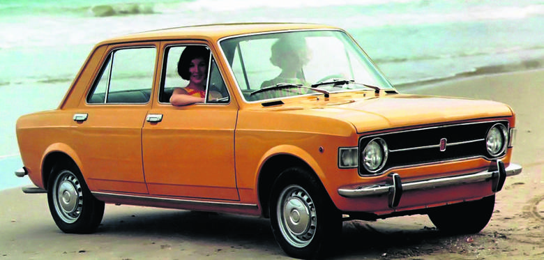 Samochód roku 1970 - Fiat 128. Dzięki poprzecznemu ułożeniu zespołu napędowego zmieniły się proporcje nadwozia: skróciła się maska silnika, wydłużyła kabina, przybyło przestrzeni w bagażniku