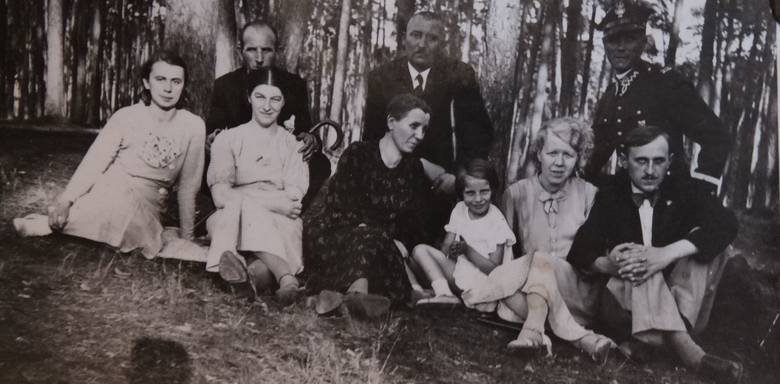 Spotkanie rodzin Szatkowskich w parku w Solcu Kujawskim, 1938 rok. Zygmunt Szatkowski stoi pierwszy od prawej, w mundurze. Trzecia od lewej siedzi Paulina Szatkowska-Taszarska, matka Zygmunta. Za nią stoi Antoni Taszarski. Pierwsza od lewej siedzi Hildegarda Szatkowska.