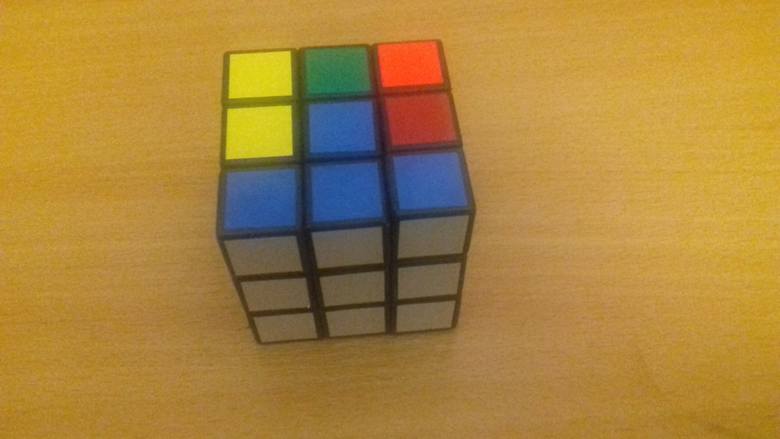 Fot. 7. Kostka Rubika z ułożoną białą ścianą