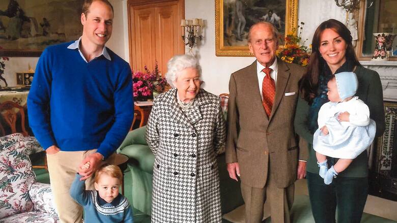 Książę William, królowa Elżbieta II, książę Filip, księżna Katarzyna oraz malutcy książę George (z prawej) oraz księżniczka Charlotte (na rękach matki)