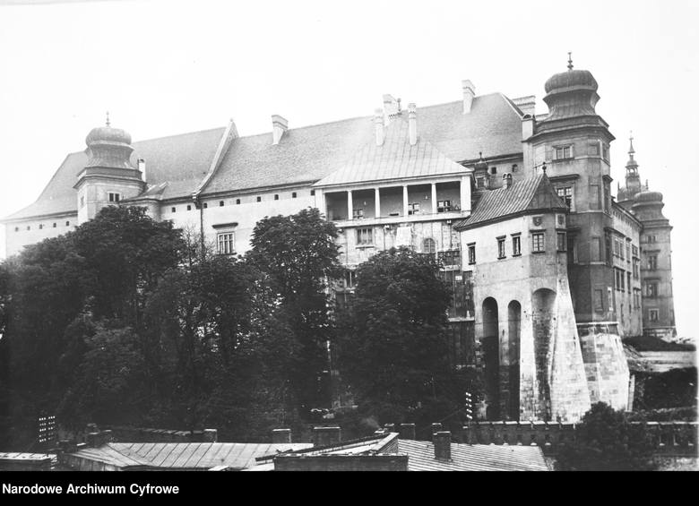 <strong>Kraków, Wawel, 1927</strong><br /> <br /> Wschodnie skrzydło Zamku Królewskiego na Wawelu. Widoczna wieża Kurza Stopka.<br />  <br />  