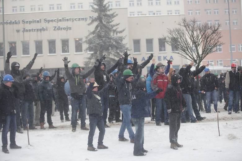 Strajk JSW: Bitwa górników z policją przed siedzibą JSW