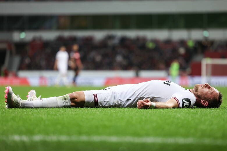 Vladimir Coufal (West Ham United) załamany po stracie bramki z Bayerem Leverkusen.
