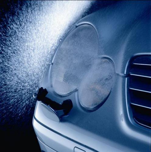 Fot. Mercedes-Benz: Spryskiwacze reflektorów montowane są seryjnie tylko w niektórych modelach samochodów.