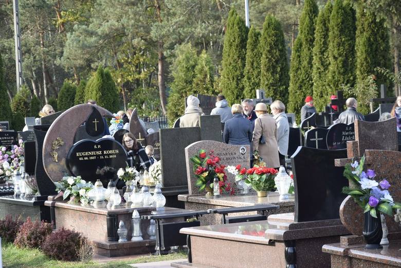 Rzesze skierniewiczan odwiedziło również groby bliskich na Cmentarzu Komunalnym przy ul. Strobowskiej. Nie żałowali pieniędzy na rzecz renowacji nagrobków na zabytkowym cmentarzu św. Stanisława. Na tym cmentarzu kwestował między innymi prezydent Krzysztof Jażdżyk, radni oraz harcerze.