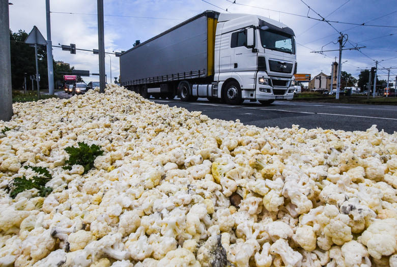 Na rondzie Fordońskim w Bydgoszczy z ciężarówki wysypało się wczoraj pięćdziesiąt skrzynek z kalafiorami.