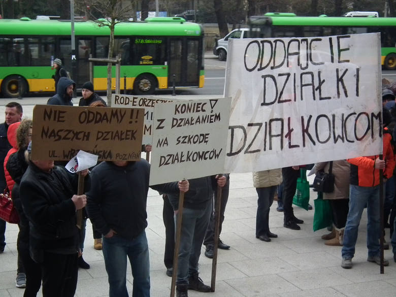 W lutym działkowcy pikietowali przed Urzędem Wojewódzkim w Poznaniu