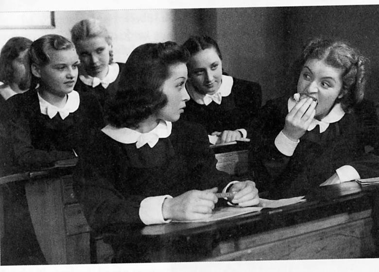 Scena z filmu „Moi rodzice rozwodzą się” z 1938 roku. W pierwszej ławce (z lewej) siedzi Renata Radojewska. Zdjęcie z książki „Skazane na zapomnienie. Polskie aktorki filmowe na emigracji”.