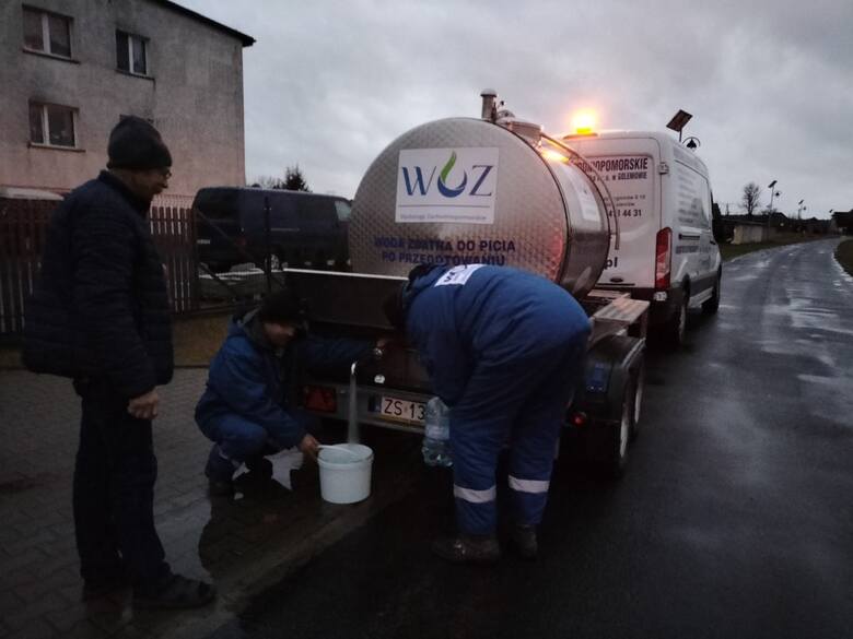 W niedzielę 20.02.2022 pracownicy Wodociągów Zachodniopomorskich do późnych godzin nocnych dostarczali wodę mieszkańcom terenów pozbawionych prądu po
