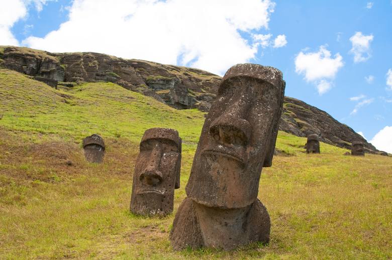 Kogo przedstawiają moai, dla kogo je ustawiano? Teorii jest tyle, ile osób je widziało. Dla jednych są to wyobrażenia wojowników, którzy jako pierwsi przybyli na wyspę, drudzy twierdzą, że to obraz dawnych mieszkańców, a jeszcze inni wspominają o przedstawieniach miejscowych bóstw