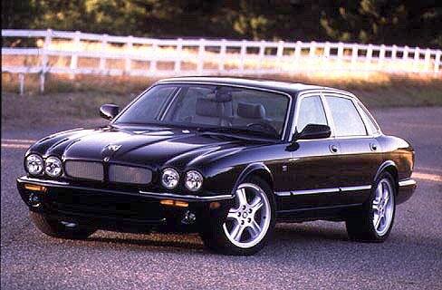 Jaguar XJRBack to the Jag - po kilku latach Clarkson zatęsknił za Jaguarem, więc postanowił sprawić sobie model XJR, z doładowanym silnikiem oferującym
