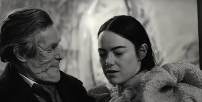 Willem Defoe i Emma Stone w filmie "Biedne Istoty"