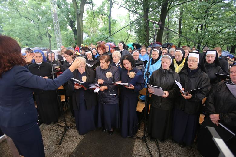 Pielgrzymka kobiet i dziewcząt do Piekar Śląskich