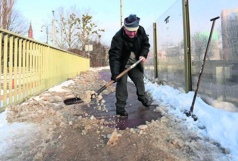 Zimą ks. Jan samodzielnie oczyszczał  chodniki. - Zawstydził  drogowców - napisał  dziennikarz „Głosu Pomorza“, gdy postanowiliśmy opublikować to zd