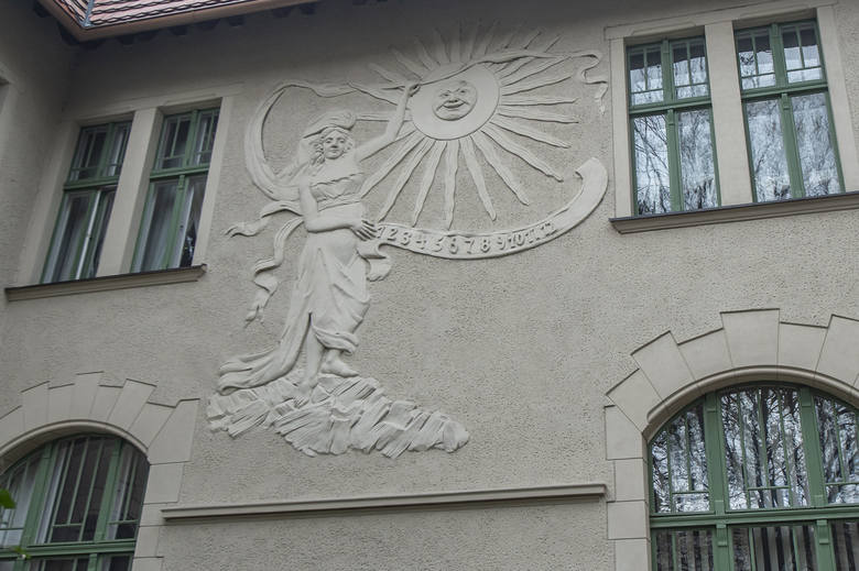 Szczególnie piękna jest boczna elewacja budynku, na której znajduje się secesyjny zegar słoneczny z płaskorzeźbą kobiety. Można ją zobaczyć od strony kościoła św. Anny. <br /> <br /> 