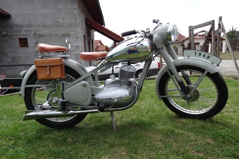 Jawa 250 - w roku 1946 jedna z sensacji Salonu Samochodowego w Paryżu. Czechosłowacki motocykl nagrodzono złotym medalem