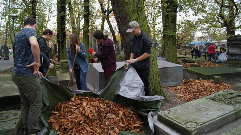Uczniowie skierniewickich szkół wysprzątali cmentarz przy kościele św. Stanisława [ZDJĘCIA]