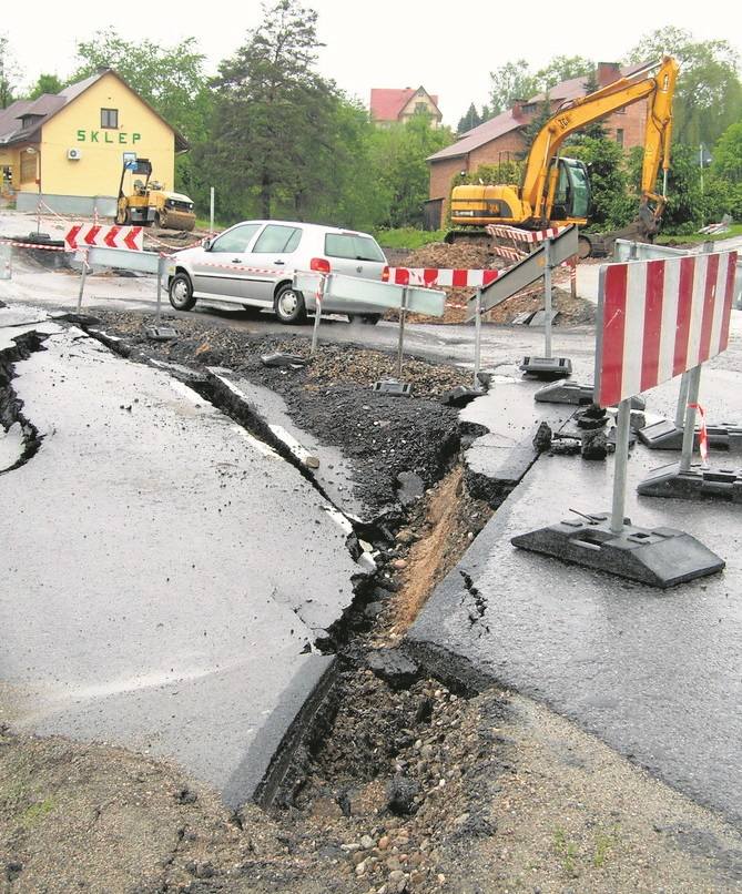 Na Podhalu i w Małopolsce zachodniej (zwłaszcza na obszarach górzystych) asfalt z dróg zerwała wezbrana woda