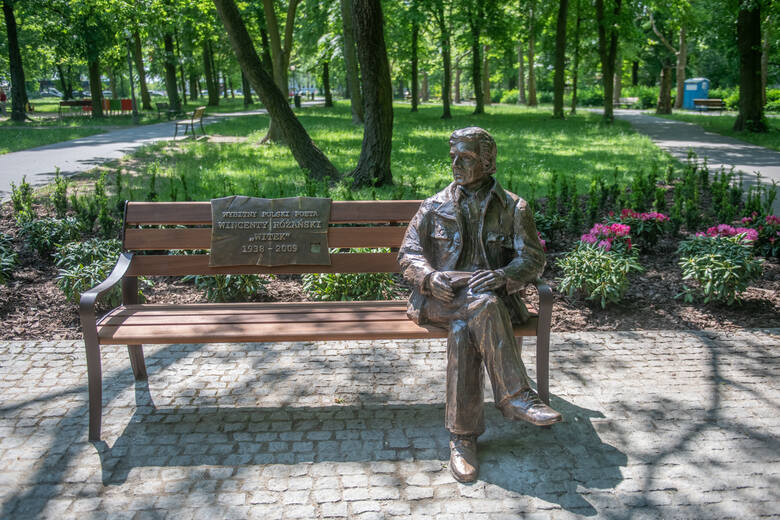 Wybitny poeta związany z Poznaniem, Wincenty Różański zagościł na stałe w parku Górczyńskim. 1 czerwca pojawiła się tam ławka z rzeźbą zmarłego już liryka,