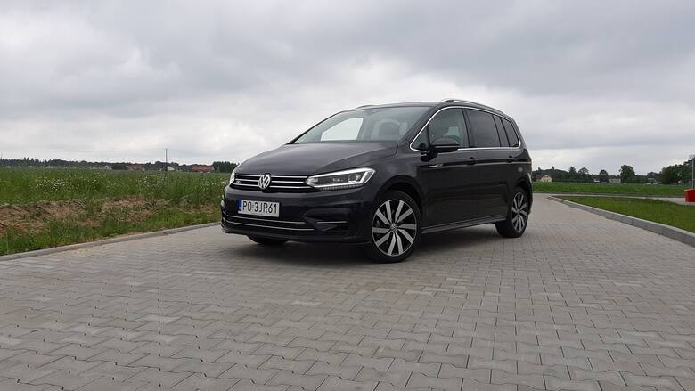 Na początku XXI wieku minivany cieszyły się sporą popularnością. Obecnie są w ofercie ledwie paru producentów. Na zdjęciu: Volkswagen Touran.Fot. Wojciech