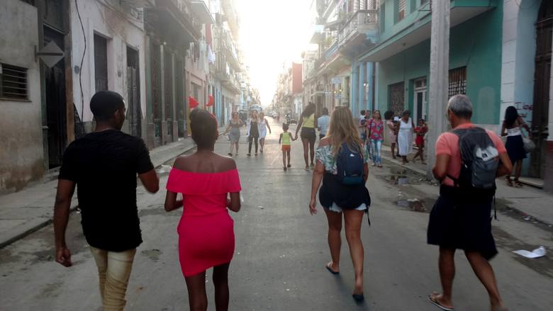 Wigilia to czas fiesty. Młodzi Kubańczycy często wybierają się na imprezy. Nie brakuje ozdób i wyzywających ubrań