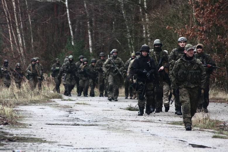 Ćwiczenia grup paramilitarnych pod Nową Solą.