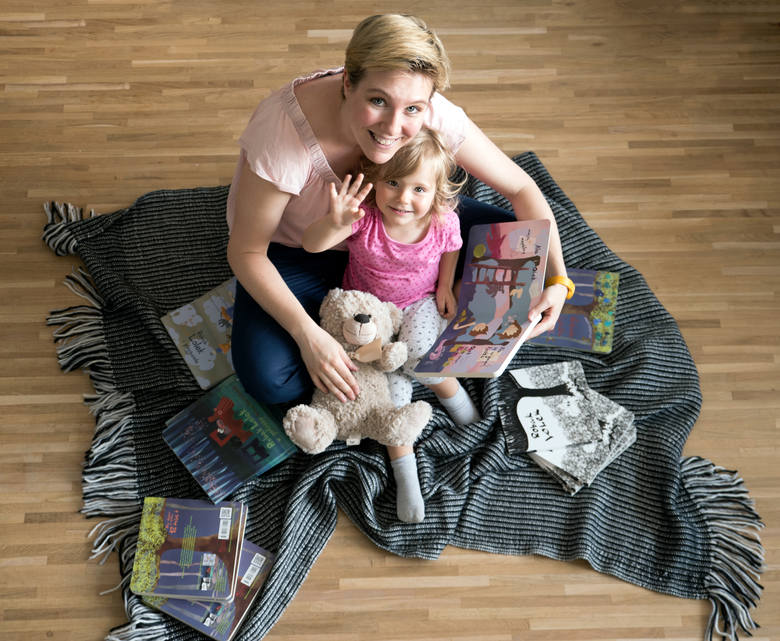 - Książki dla dzieci powinny rozwijać naturalną potrzebę poznawania świata, dotykania wszystkich jego aspektów - mówi Anna Litwinek, na zdjęciu z córką Zosią. 
