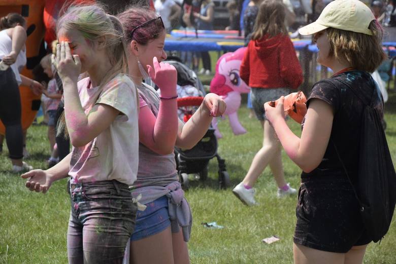 W niedzielę, 2 czerwca, odbyło się miejski Dzień Dziecka na zalewem Zadębie. Było wiele atrakcji, ale poza wręczaniem Drzewka Życia, największym zainteresowaniem dzieci i młodzieży cieszyła się zabawa z kolorowymi proszkami, czyli kolorowy zawrót głowy.