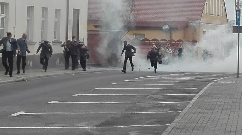 Sceny kręcone na ul. Kasprowicza. Milicjanci chronią się przed atakującym tłumem w budynku komendy
