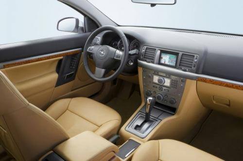 Fot. Opel: Tablica przyrządów jest czytelna i nawet do „elektronicznych” kierunkowskazów można się przyzwyczaić.