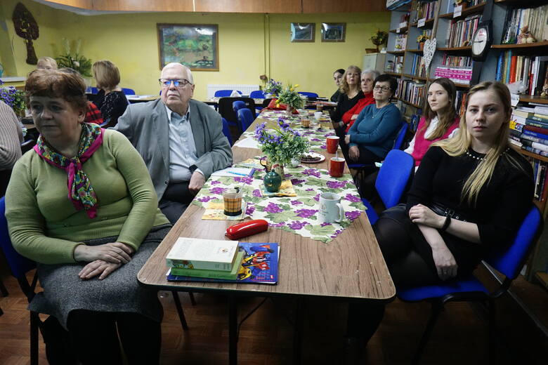 Seniorzy z Klubu Seniora „82” w Poznaniu podczas spotkania ze studentkami farmacji. Przygotowały dla nich krótki wykład na temat leków, ich przyjmowania i skutkach łączenia ze sobą różnych substancji. 